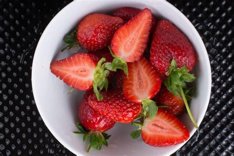 Una Fruta De Fresa Dulce Y Madura Jugosa Foto Premium