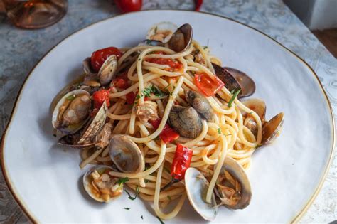 Spaghetti Alle Vongole Cooking Italy