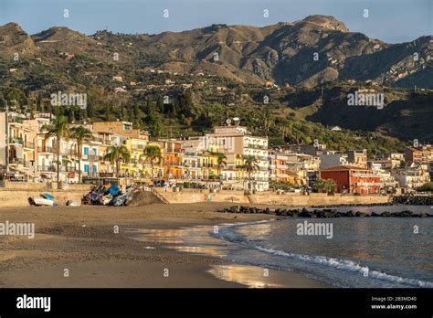 Der Strand in Giardini-Naxos, Sizilien, Italien, Europa | Giardini ...