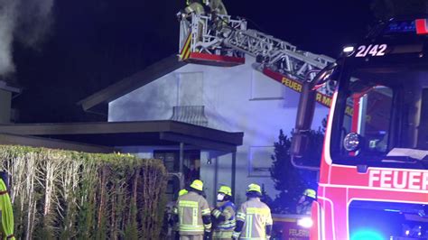 Nonstopnews Pkw Ger T Auf Einfahrt In Brand Feuer Greift Auf Garage