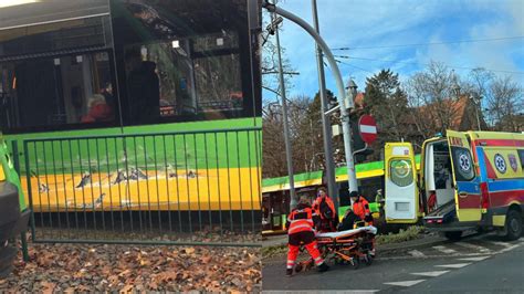 Zderzenie Tramwaj W Na Rondzie Nowaka Jeziora Skiego W Poznaniu S