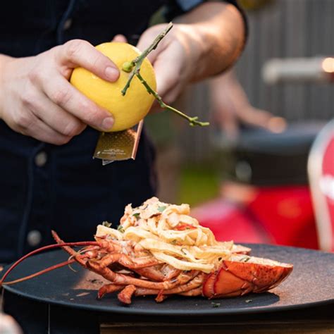 Verse Pasta Met Tomatensaus En Op De Big Green Egg Gegrilde Kreeft