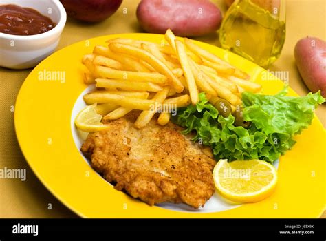 Wiener Schnitzel con verduras empanadas ONU Fotografía de stock Alamy