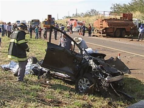 G1 Duas Pessoas Morrem Após Carro Capotar E Bater Em Caminhão