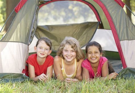 Groupe De Filles Ayant L Amusement Dans La Tente Dans La Campagne Photo