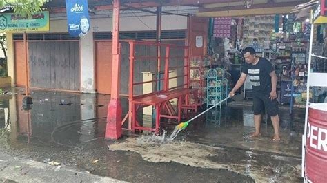 Drainase Mampet Air Hujan Genangi Jalan Hingga Masuk Ke Rumah Warga Di