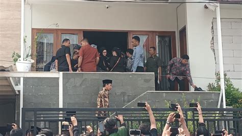 Presiden Jokowi Bersama Gibran Melayat Ke Rumah Duka Almarhum Hamzah Haz