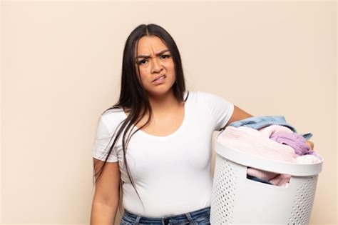 Joven Mujer Latina Que Se Siente Perpleja Y Confundida Con Una Expresi N Muda Y At Nita Mirando