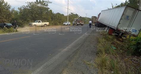 Casi vuelca tráiler en la carretera