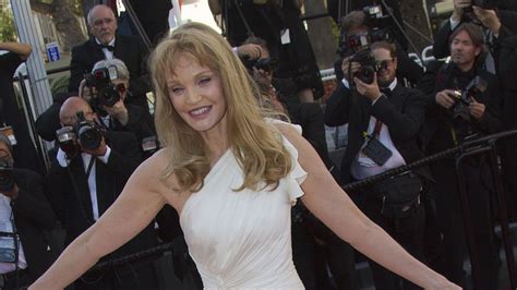 Arielle Dombasle 71 ans balance sur Frédéric Mitterrand après sa mort