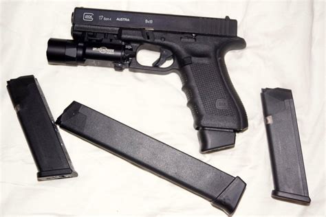 Glock 17 Gen 4 with Surefire x300 Ultra. : Glocks