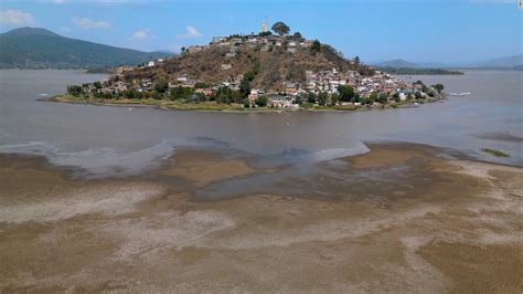 El lago de Pátzcuaro en Michoacán México está al borde de la sequía