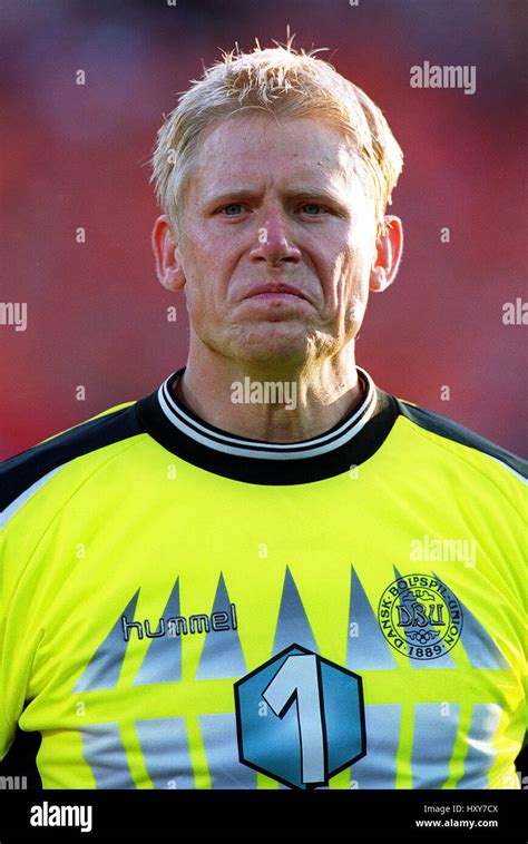 PETER SCHMEICHEL DENMARK & SPORTING LISBON 16 June 2000 Stock Photo - Alamy