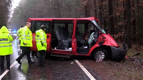 Schulbus Prallt Gegen Baum Fahrerin Lebensgef Hrlich Verletzt Ndr