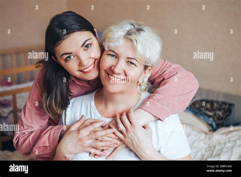Belle M Re Blonde M Re Et Sa Fille De Brunet Adulte Embrassent Photo Stock Alamy