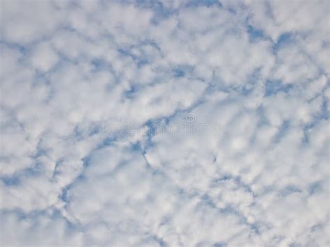 Cielo Nublado Agrietado Blanco Foto De Archivo Imagen De Travieso