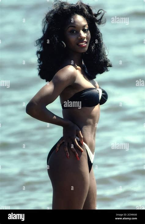 Femme noire en bikini Banque de photographies et dimages à haute résolution Alamy