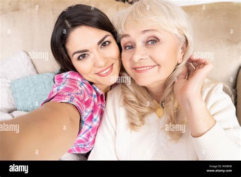 Des selfies une charmante mère mature et sa fille fait sur un téléphone intelligent Jeune fille