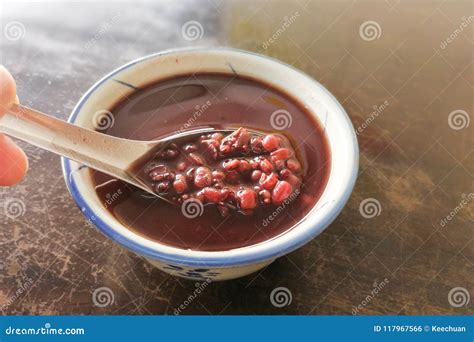 Red Bean or Azuki Bean Soup, Popular Dessert in Malaysia Stock Photo ...