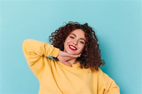 Portrait De Gros Plan De Fille Aux Yeux Bleus Avec Des Lèvres Rouges