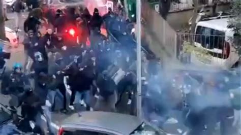 Bologna Roma Pre Partita Con Scontri Tra Le Tifoserie Tre Poliziotti