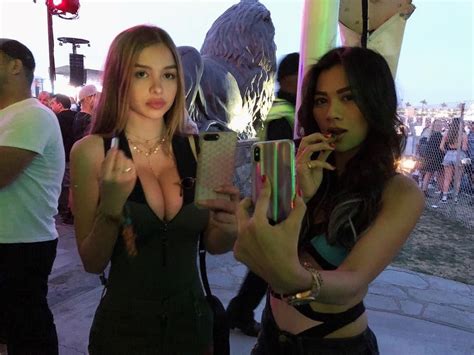 Imagen Etiquetada Con Brunette Sophie Mudd Girls American Selfie
