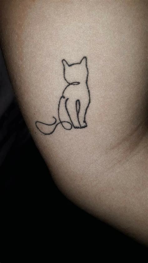 Tatuaje Gato Minimalista Tattoo Shop Madrid