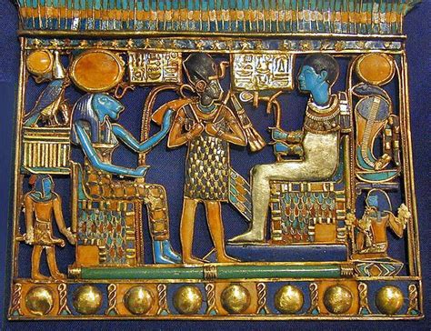 Pectoral représentant Toutankhamon entre Ptah et Sekhmet à tête de