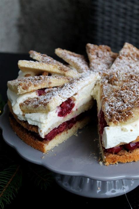 Dreischichtige Spekulatius Kirsch Torte in Fächeroptik Baking Food