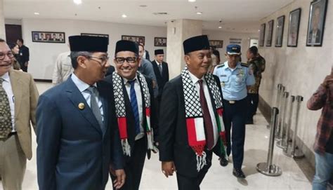 Sejumlah Anggota DPRD DKI Kompak Pakai Syal Palestina Saat Rapat Paripurna