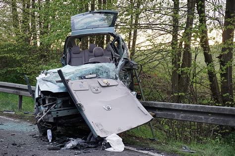 Schwerer Unfall Auf Der B 96 Mehrere Personen Eingeklemmt Wir Sind