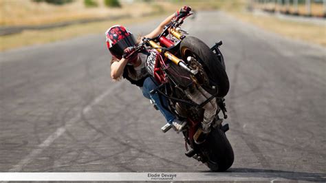 Women Who Ride - Sarah Lezito on her stunt bike – via Sarah...