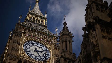 Big Ben tras 5 años de restauración vuelve a marcar la hora en