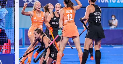 Twee Brabantse Vrouwen Nemen Oranje Hockeyers Bij De Hand Trouw