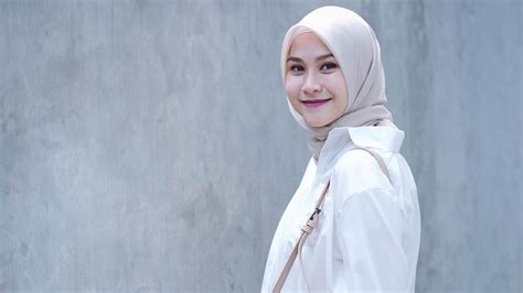 Tutorial Hijab Ala Zaskia Adya Mecca Tampil Girly Dan Simple Di Hari