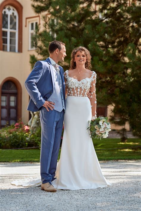 Schlichtes Brautkleid mit einzigartigen Blüten Neuböck Mode Hochzeit