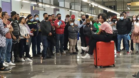 Flor Amargo Se Presentó En La Línea 12 Del Metro Para Dar El Primer