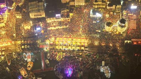 देव दीपावली पर दीयों की रोशनी से नहाई काशी घाटों पर जले लाखों दीपक