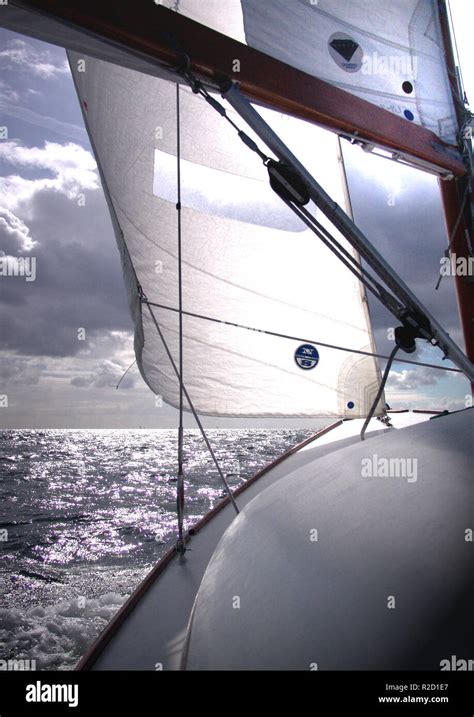 hoists the sail Stock Photo - Alamy