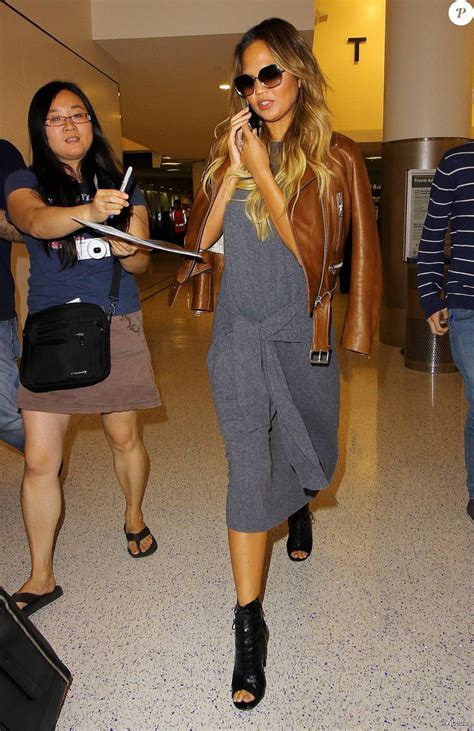 Chrissy Teigen à l aéroport LAX de Los Angeles porte un perfecto