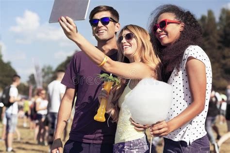 Vader Moeder En Dochter In Pretpark Die Selfie Nemen Stock Foto Image Of Kinderjaren