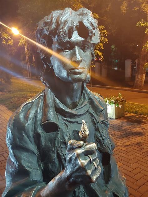 Памятник Виктору Цою на улице Тулебаева в Алматы (Казахстан) с фото и ...