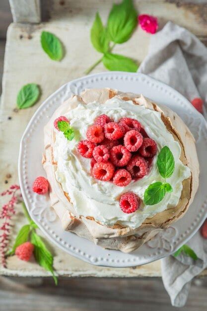 Delicioso Y Crujiente Postre Pavlova Con Bayas Y Merengue Foto Premium