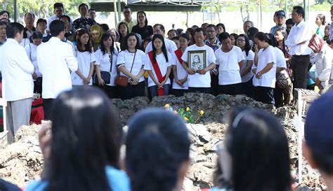 Foto Tangis Haru Pemakaman Marta Djumani Korban Bom Gereja Di