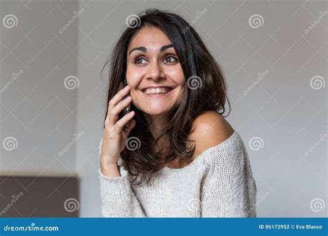 Mujer Joven Que Toma Un Selfie En Cama Foto De Archivo Imagen De