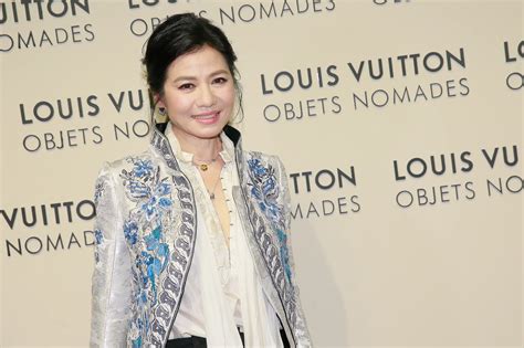 钟楚红晒与鲜花合照 网友赞 人比花娇” ＊ 阿波罗新闻网