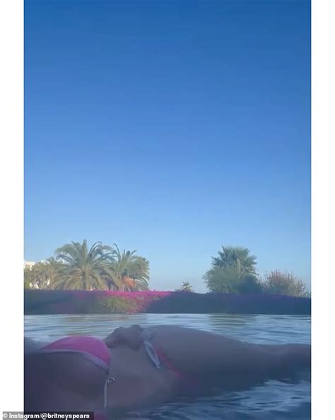 Britney Spears Displays Her Toned Abs In Hot Pink Bikini In Mexico Throwback Amid Reignited Paul