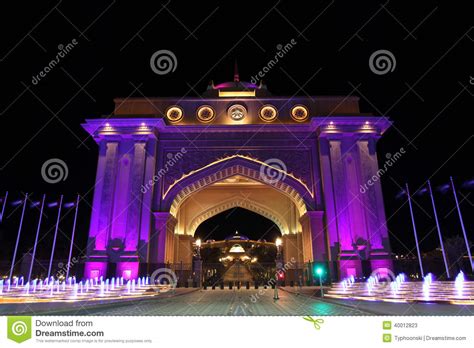 Puerta Del Palacio De Los Emiratos En La Noche Abu Dhabi Foto De