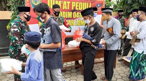 Program Jumat Peduli Kodim Kbl Bagikan Makanan Jemaah Masjid