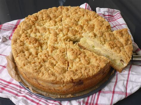 German Rhubarb Cake With Vanilla Cream And Crumble Ester Kocht